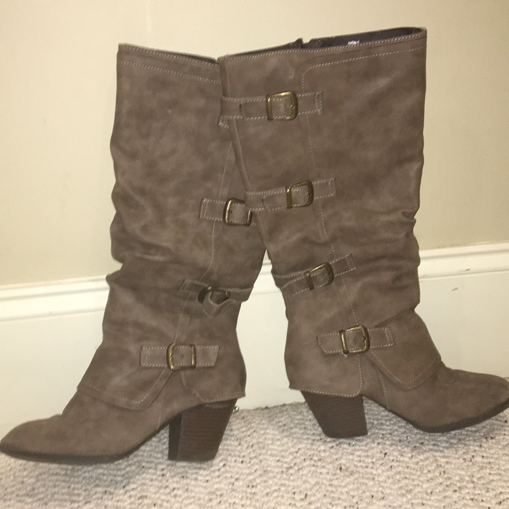 Boots - Picture 3 of 6
